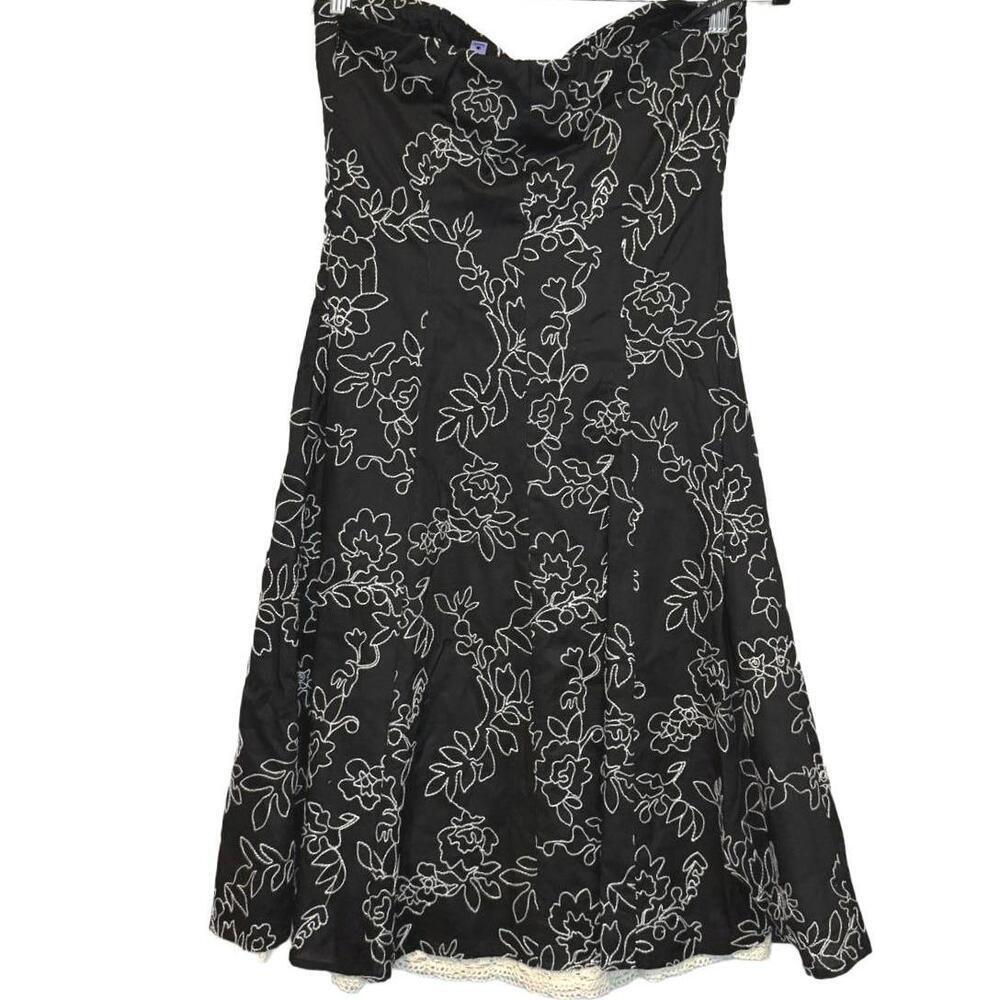 Elegant Strapless Black and White Floral Dress - Picture 2 of 6